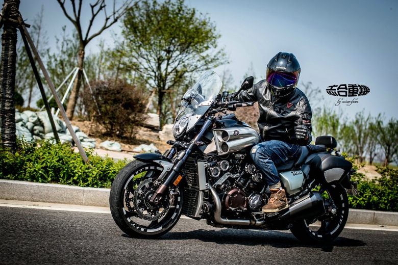 永远的v4魔神 尼古拉斯凯奇的座驾 yamaha vmax1700