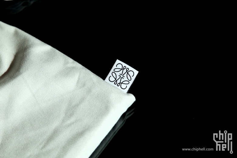 给护照穿个衣服--LOEWE护照夹