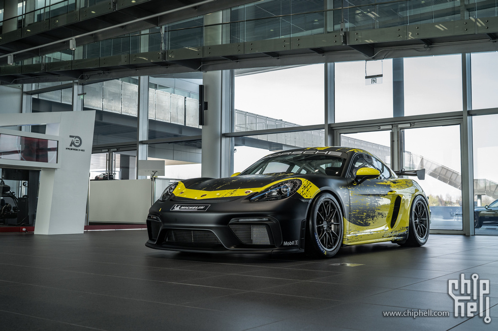 昨天看到上海保时捷体验中心展出718 gt4 clubsport了,没钱,买不起