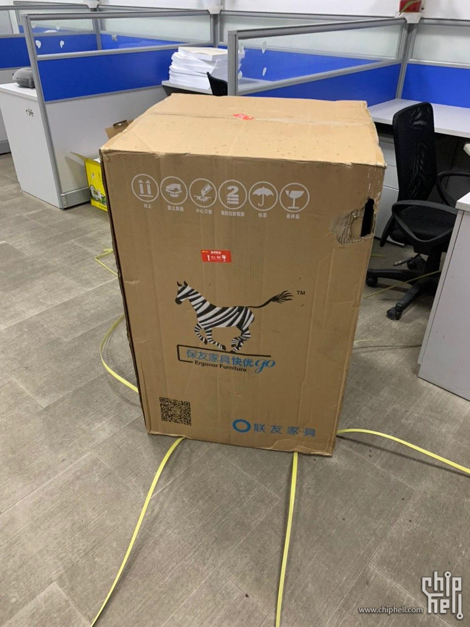 箱子是真的大，感谢德邦帮我搬进办公室