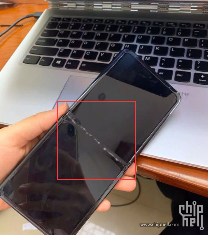 关于三星zflip屏幕折痕漏液发现可能是机主误操作了