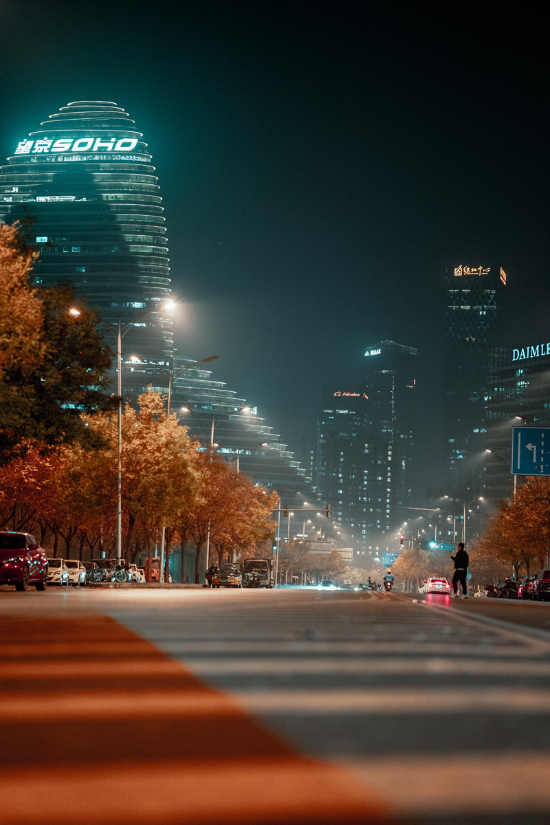 温顺地走入良夜,北京望京夜晚街头摄影