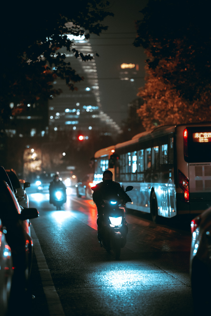 温顺地走入良夜,北京望京夜晚街头摄影