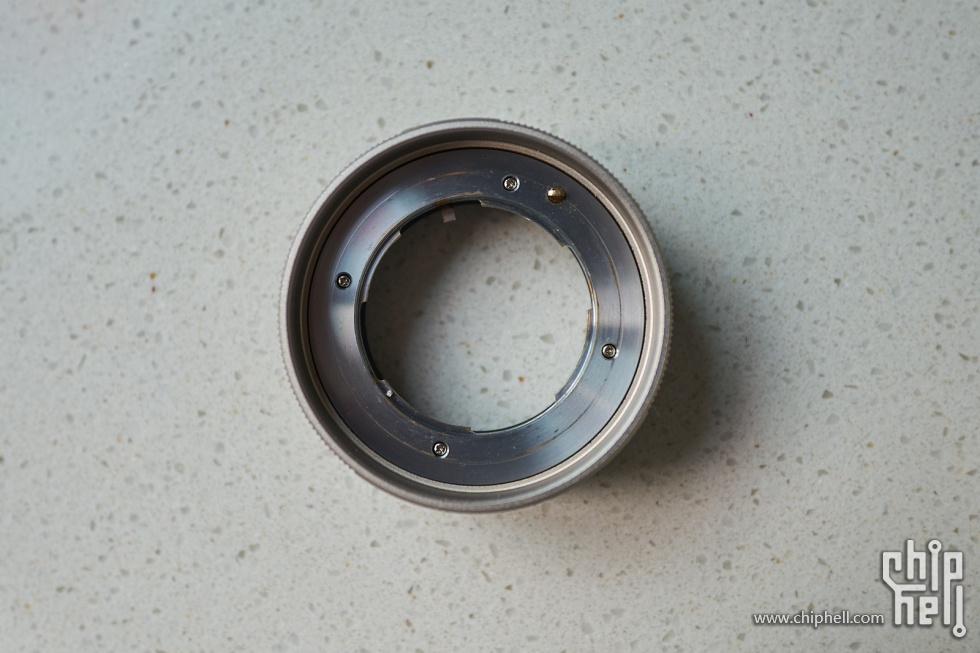接环的正面，康泰时G镜头是自动螺丝刀对焦，螺丝刀如图