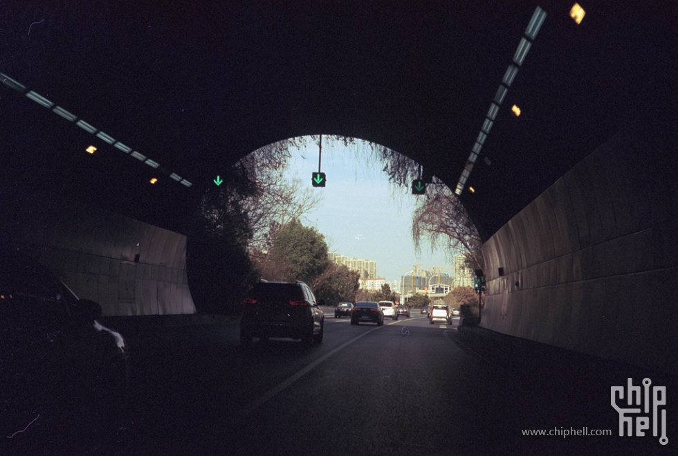 13. 每次经过隧道到出口的地方，总归一直盯着光亮。.jpg