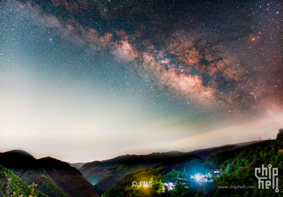 村庄上空的银河.jpg