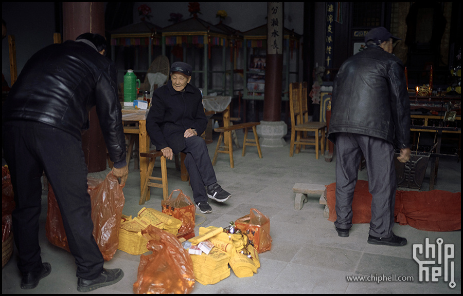 坐在中间的便是这次清明祭祖活动的组织者，也是村里有名的读书人诸爷爷