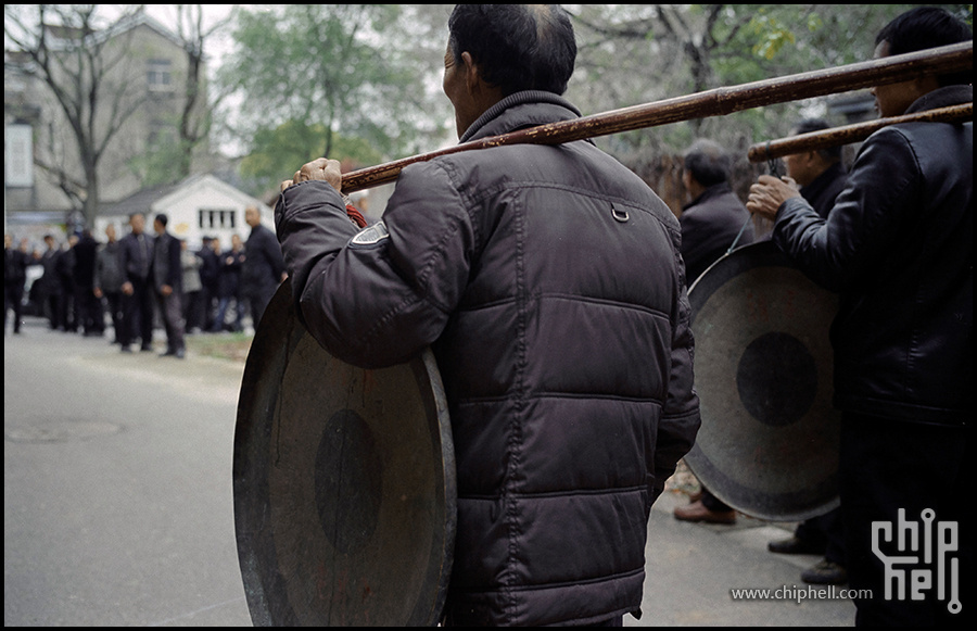 男人们扛着祭品和祭祀的器皿围着村落走一整圈