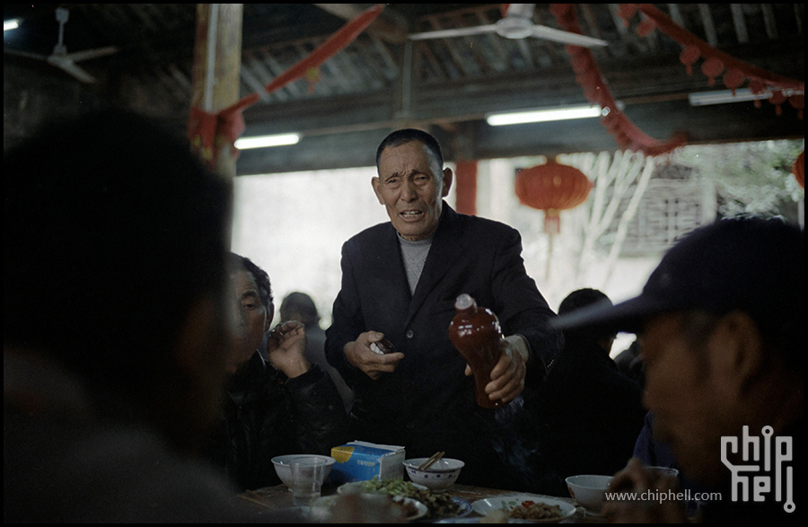 酒过三巡，男人们兴致越来越高话也越来越多