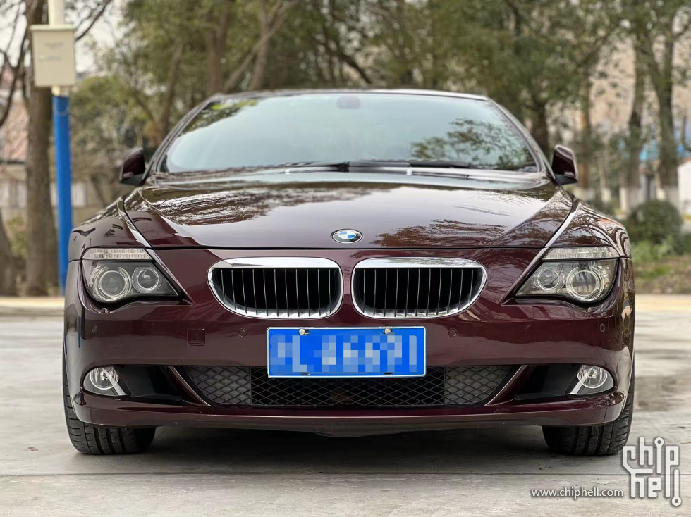 这个角度看，双眼像是没睡醒