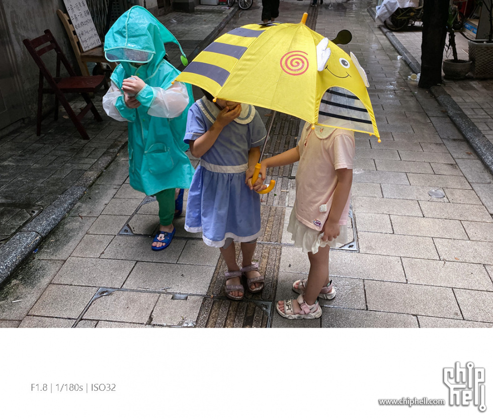 雨中友谊手拉手