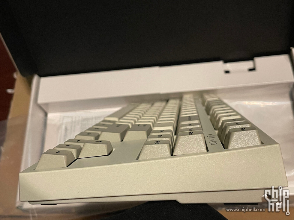 线条比较硬朗。键帽高度和我常用的87u基本一致.jpg