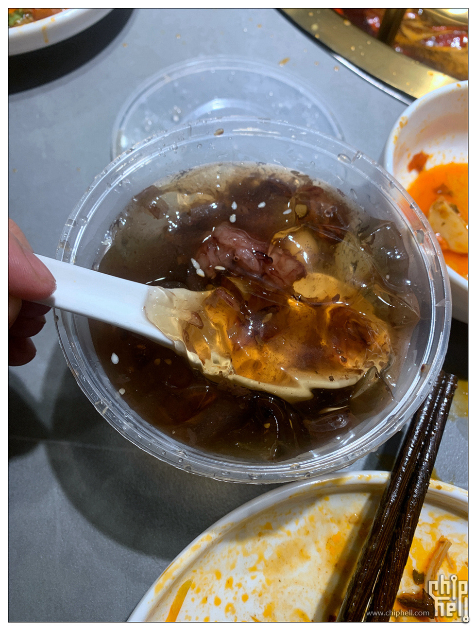 2个**姐来碗饭前甜点冰粉，等待上菜