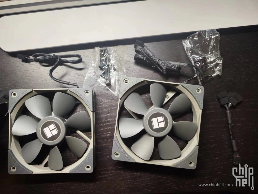 受不了原装不可调速风扇的噪音，买了俩利民R12和一分二四口线