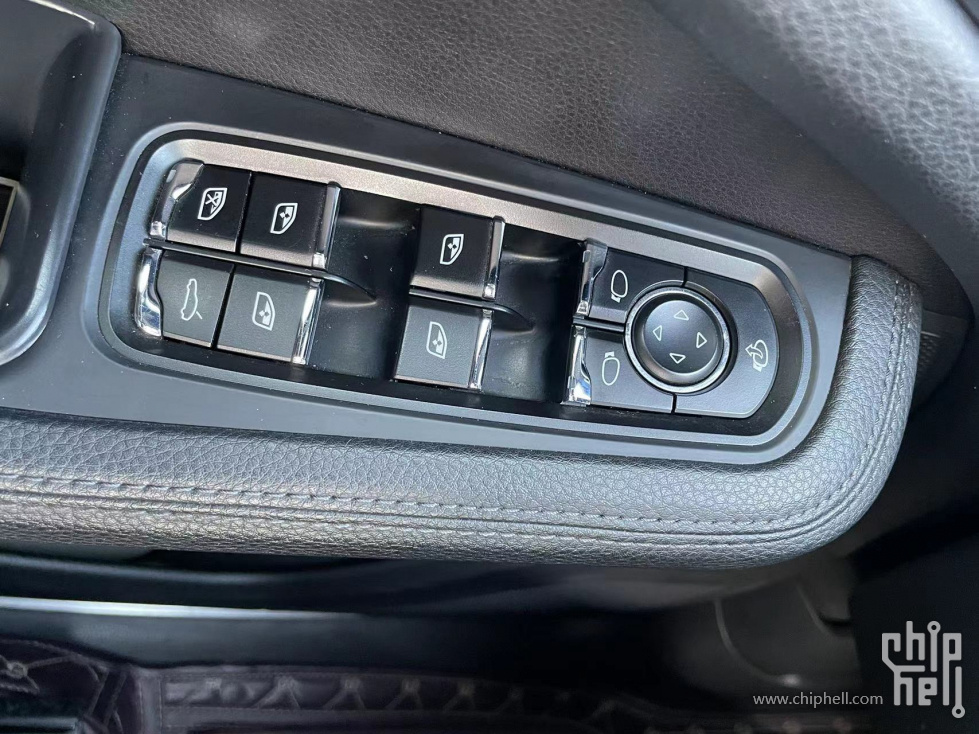 这是主驾驶的窗的按键，可以控制开启车尾箱。 那个带方向的是调后视镜的