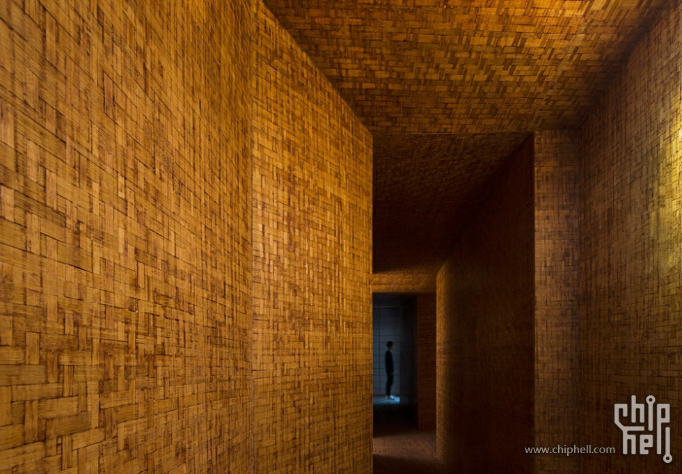 1.室内入口长廊利用竹模板构建-Bamboo_as_an_ordinary_material_is_applied_at_the_entrance.jpg