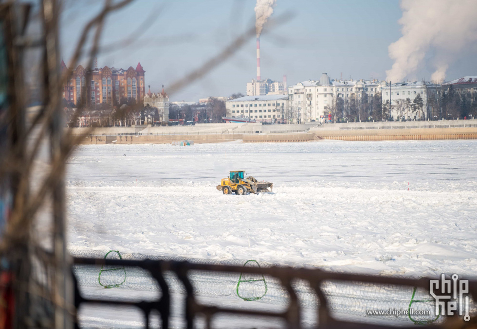 在黑龙江上铲雪，对面就是俄罗斯。 摄影：王汉洋