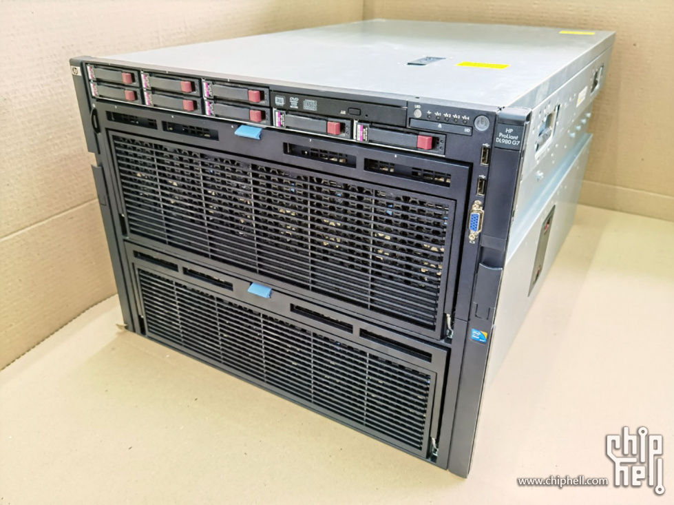 HP ProLiant DL980 G7 ラック (前面).jpg