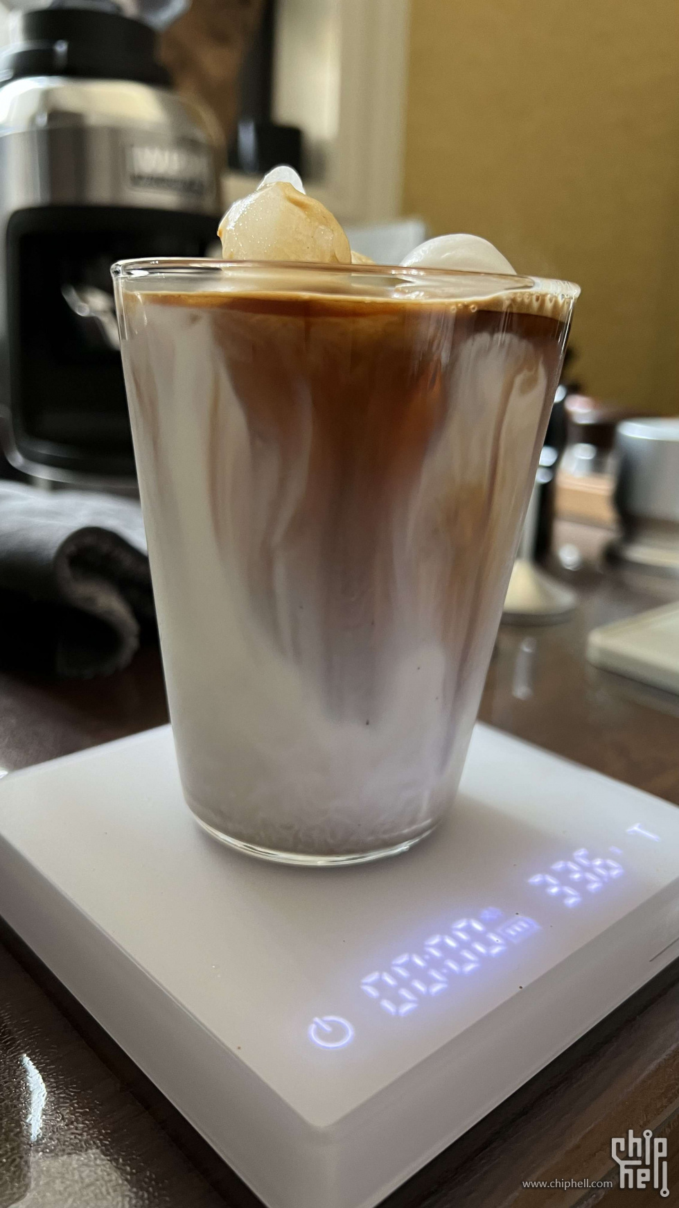 10 一杯冰拿铁咖啡完成.jpg