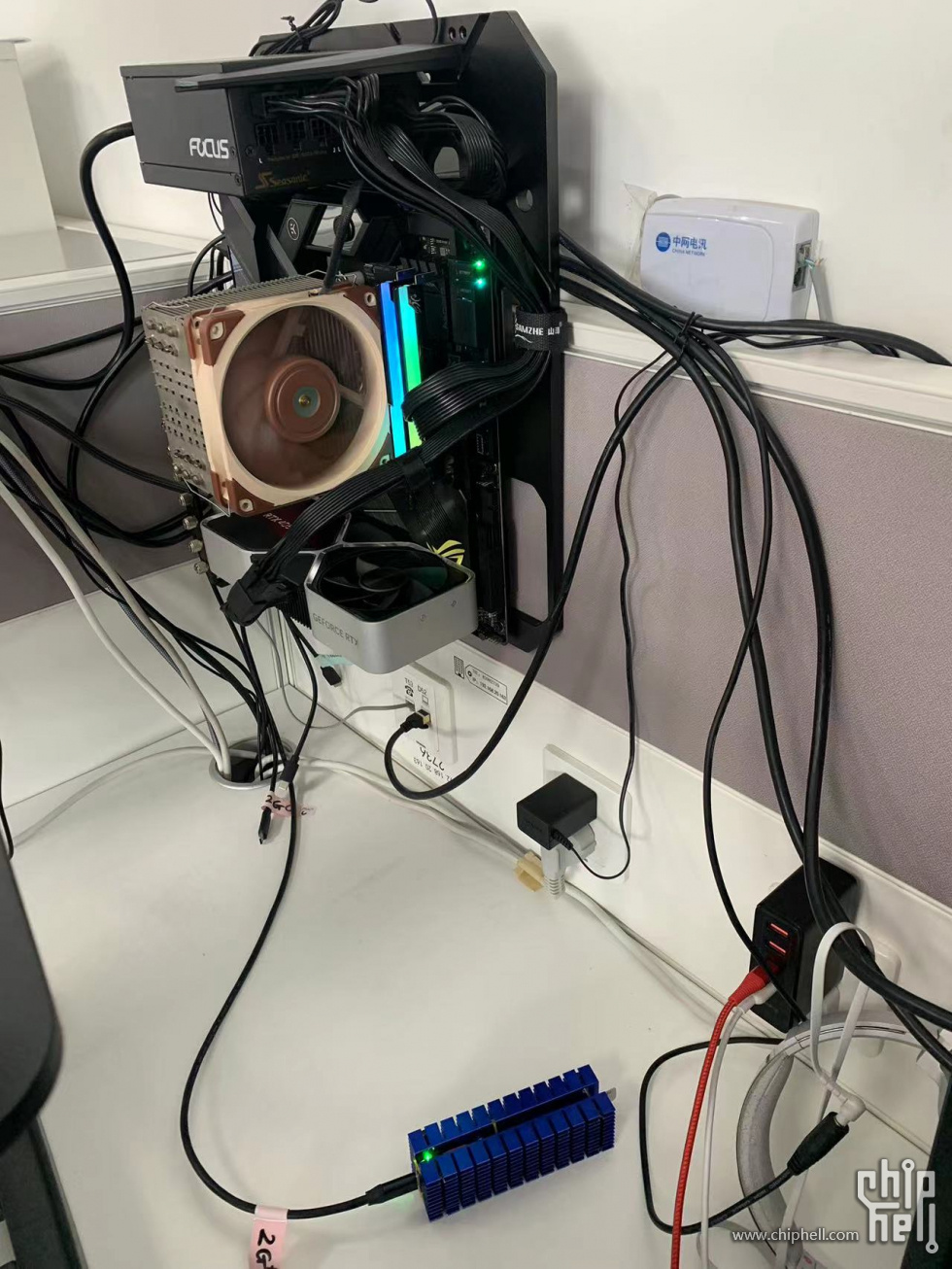 机箱挂墙测20G固态硬盘盒.jpg