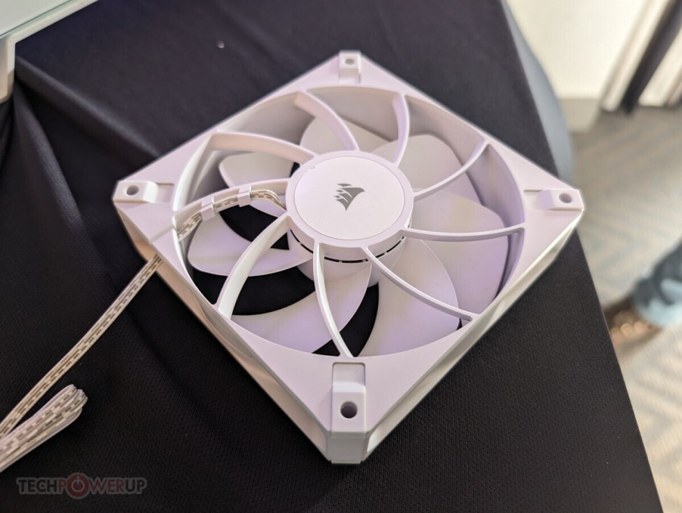 CORSAIR_Fans_Coolers_CES2024_1.jpg