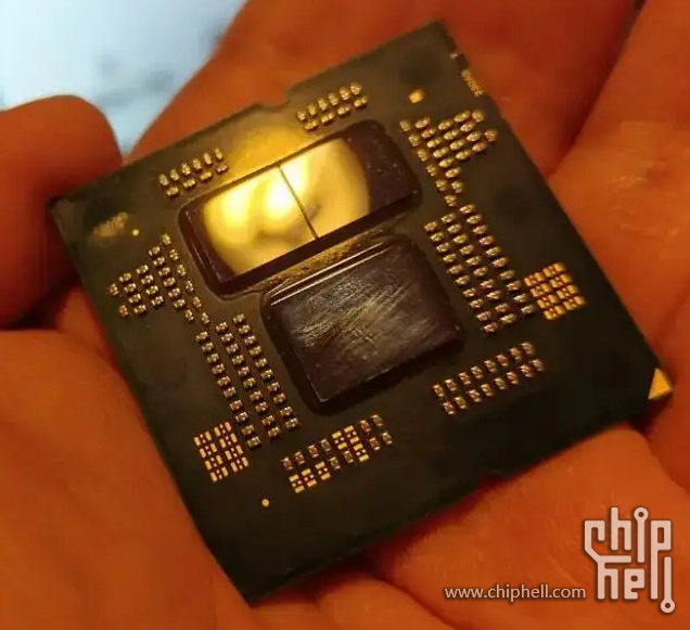 去掉顶盖的锐龙9000处理器，依旧可以看到是双CCD IOD的组合.png