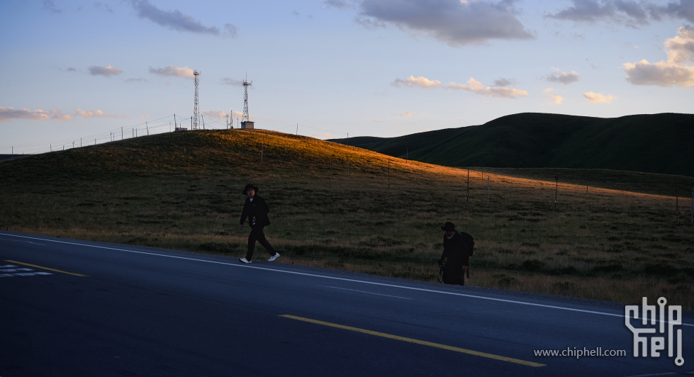 《神来之笔》 南昌铁路公安局 李磊 图说：夕阳西下，太阳在草原上洒下最后一抹金光。.jpg