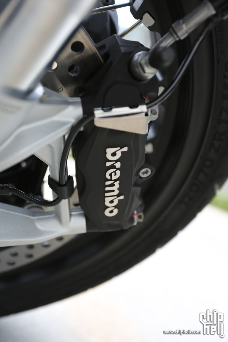 只有前刹车是brembo