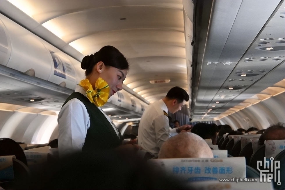4.春秋空姐空少的专注服务.JPG