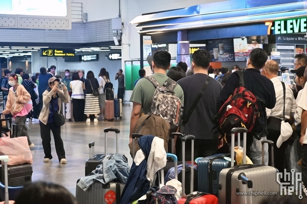 16.廊曼机场随拍-一起旅游，来个合照.JPG