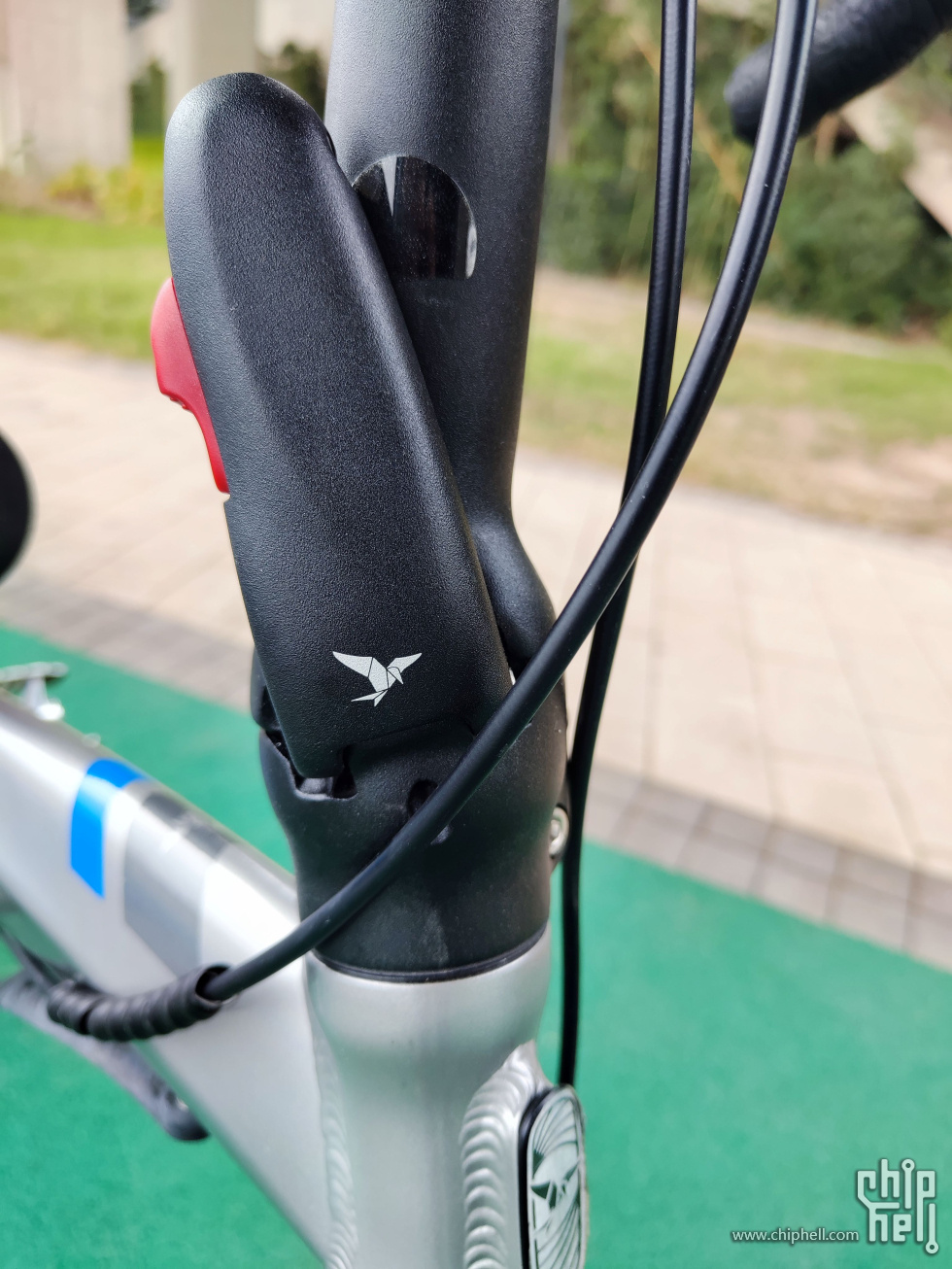 同样巨大、精密、沉重的头管折叠扣。