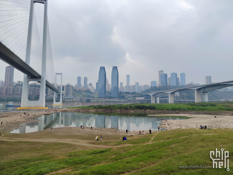左：南纪门轨道大桥，中：珊瑚坝，右：老长江大桥与复线桥。