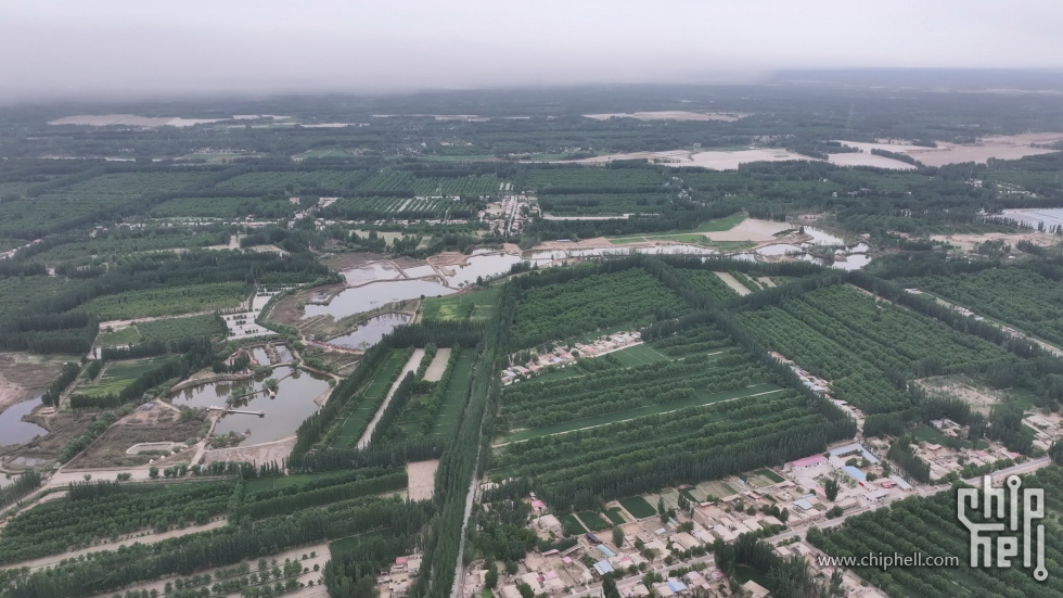 绿色掩映下的就是当地农民的家