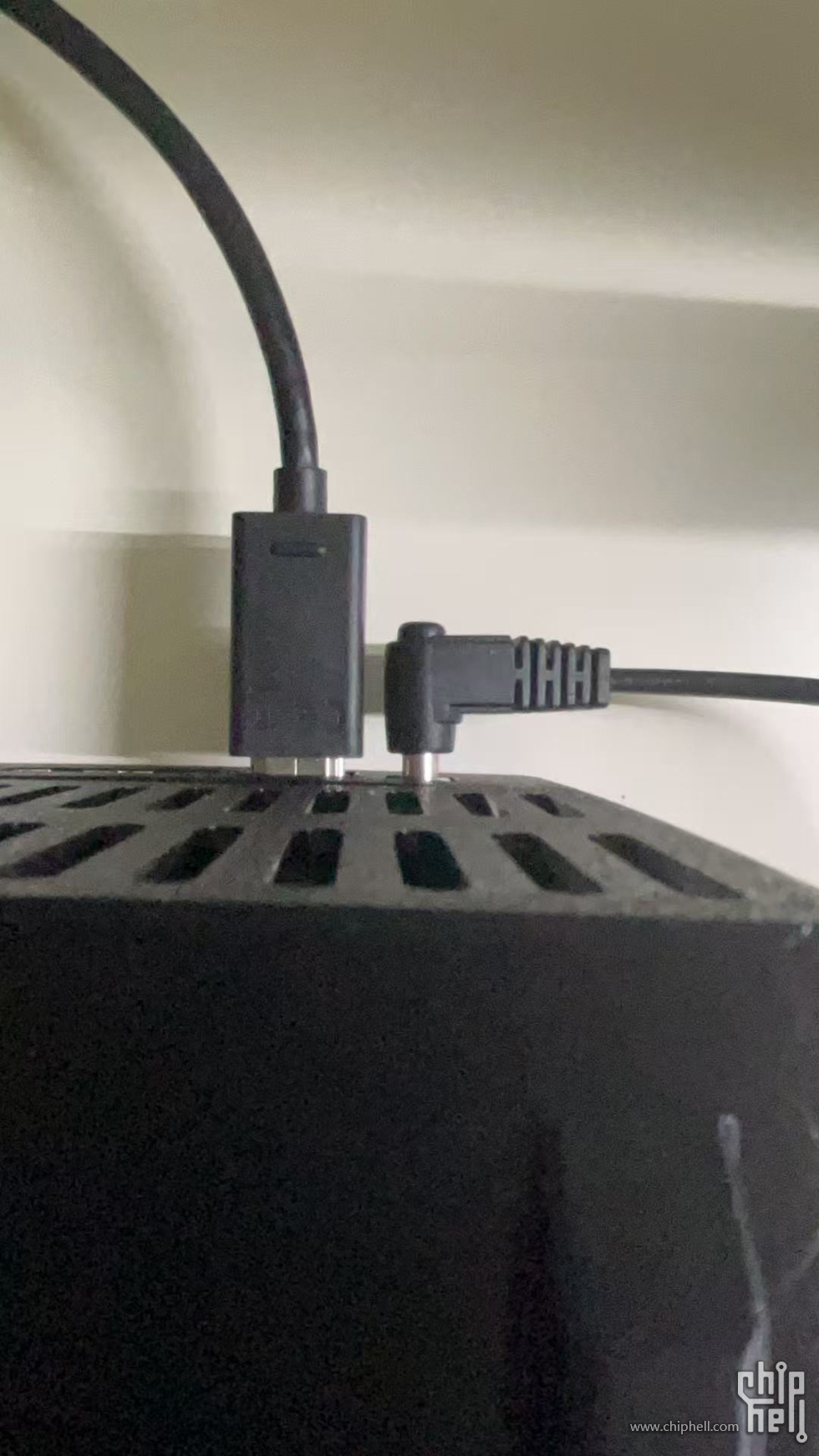 如图，dc 电源插入后有一段露在外面