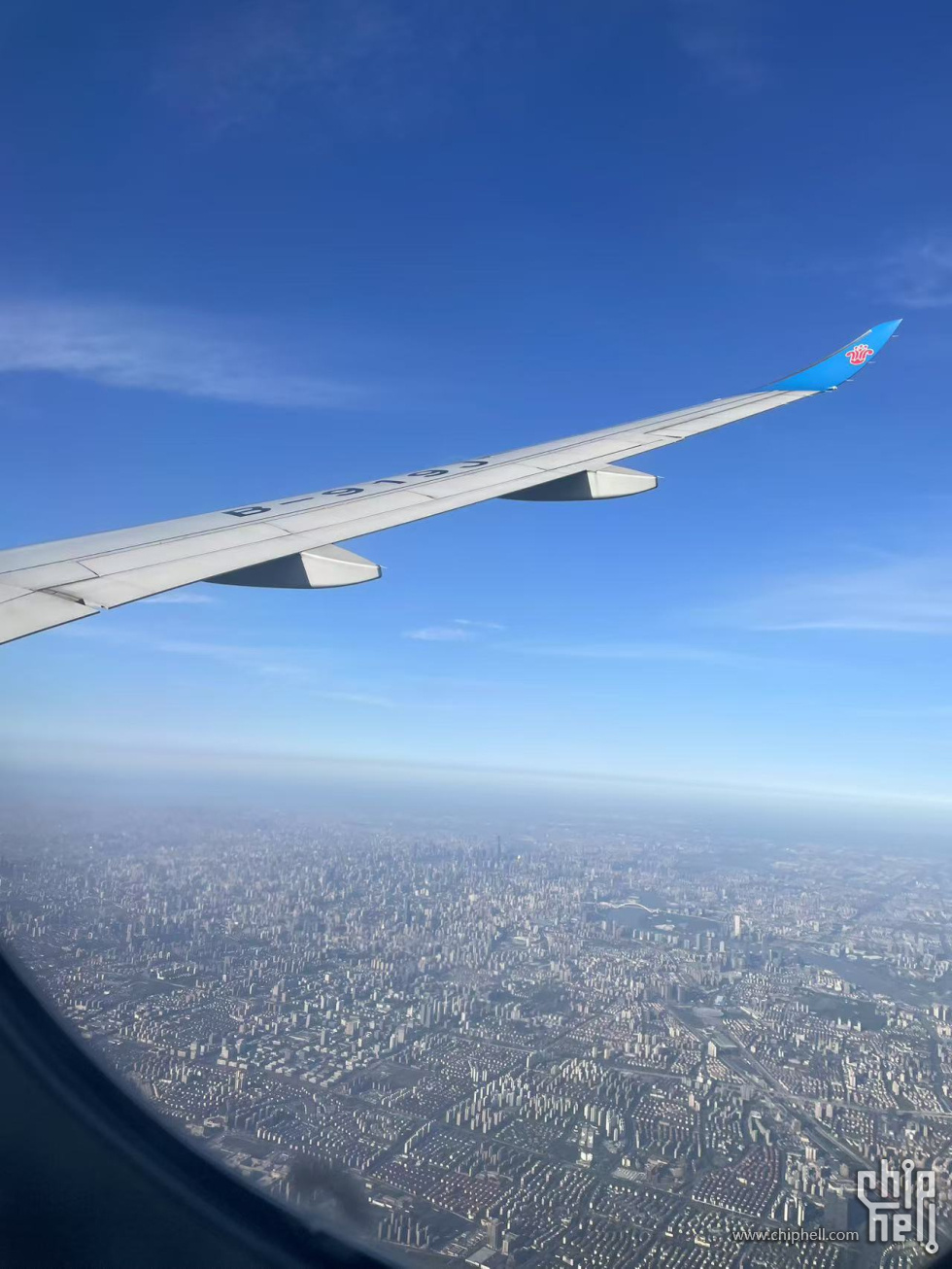 落地前来个翅膀，隐约能看到三件套