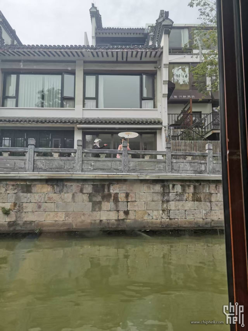 沿河两岸很多餐饮店铺
