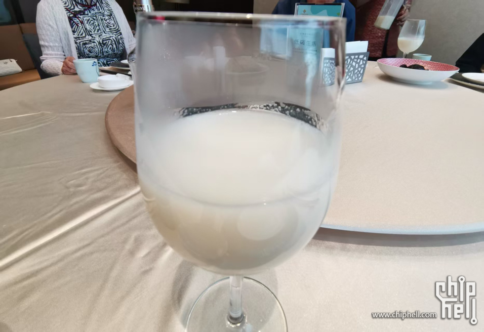 豆浆米露（当时为了不浪费食物愣是把这一杯灌下去了，结果肚子一下撑成球，连水果也一点沾不动了QAQ） ...