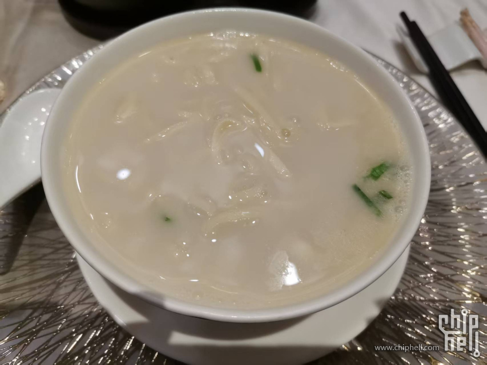 鱼汤小刀面（好像是一整根不断的）