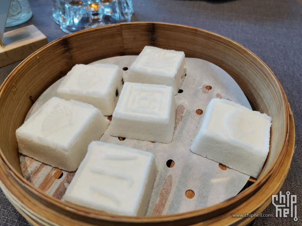 米糕夹心是红色果酱，应该是蔓越莓味