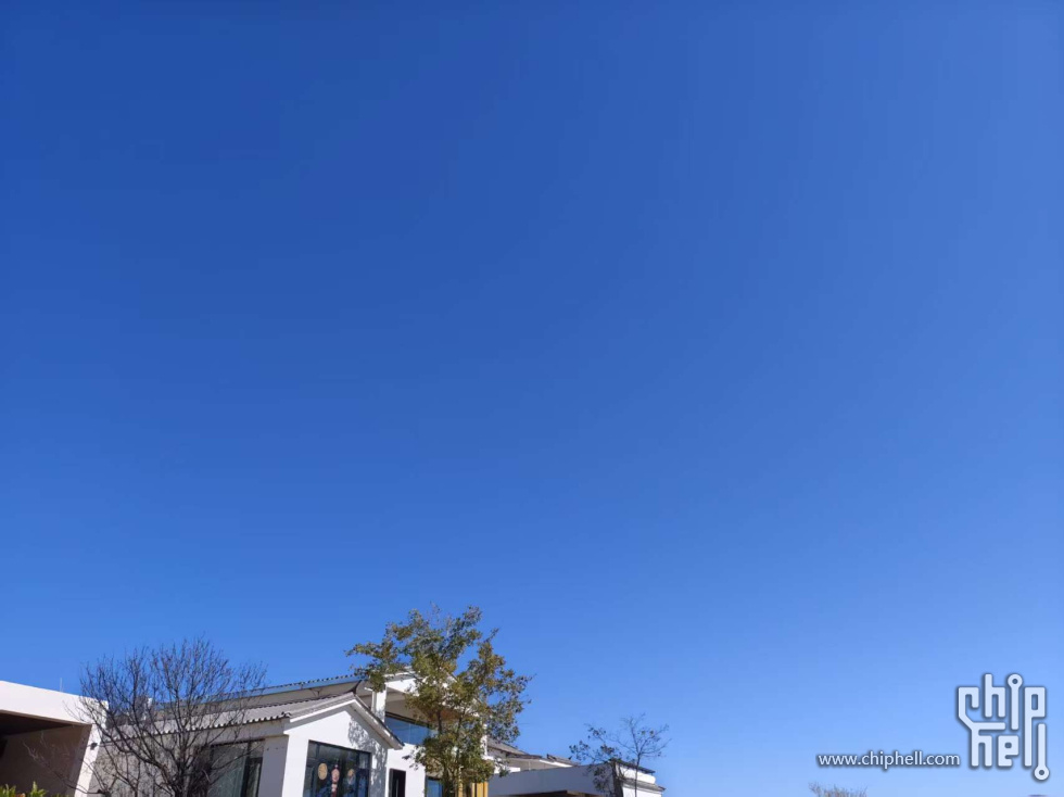 这季节很干燥，天空一片云也没有，只有深邃的蓝。