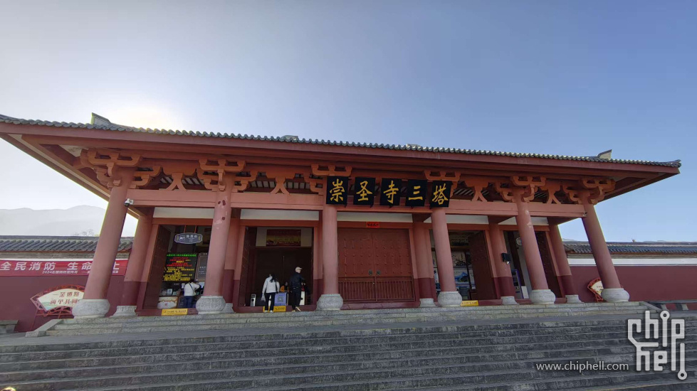 逛完洱海回民宿，路过三塔，老人免门票，老妈自己进去看。