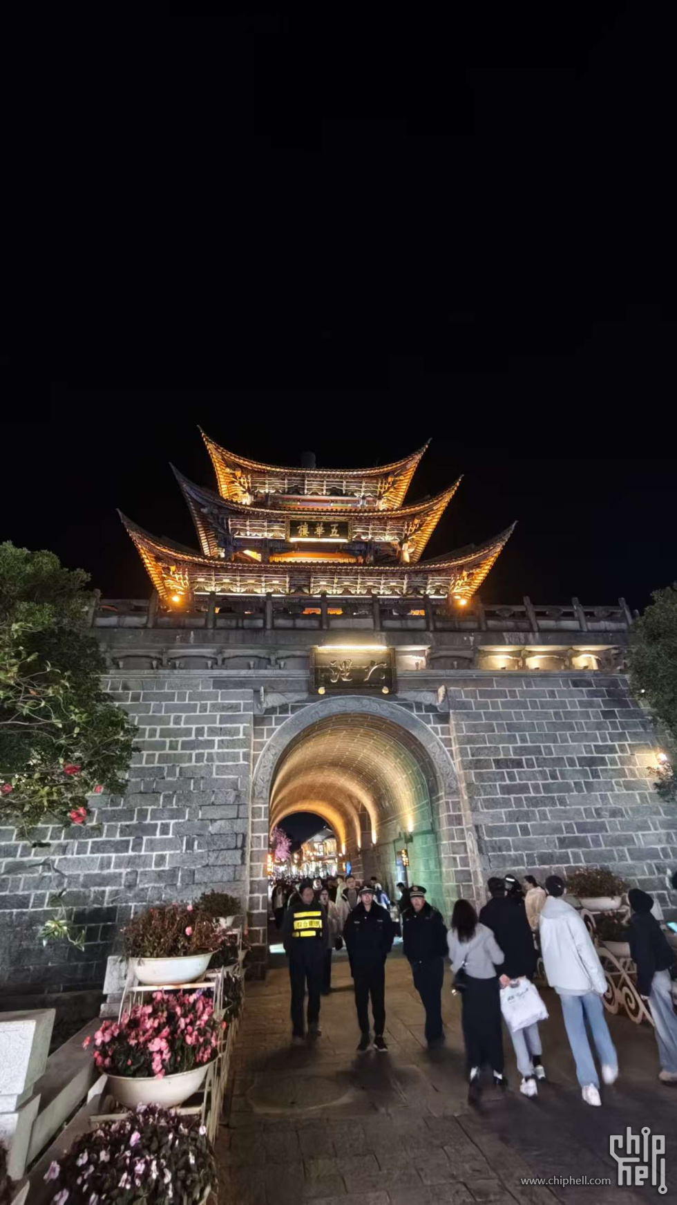 晚上进古城吃饭和逛一下步行街。