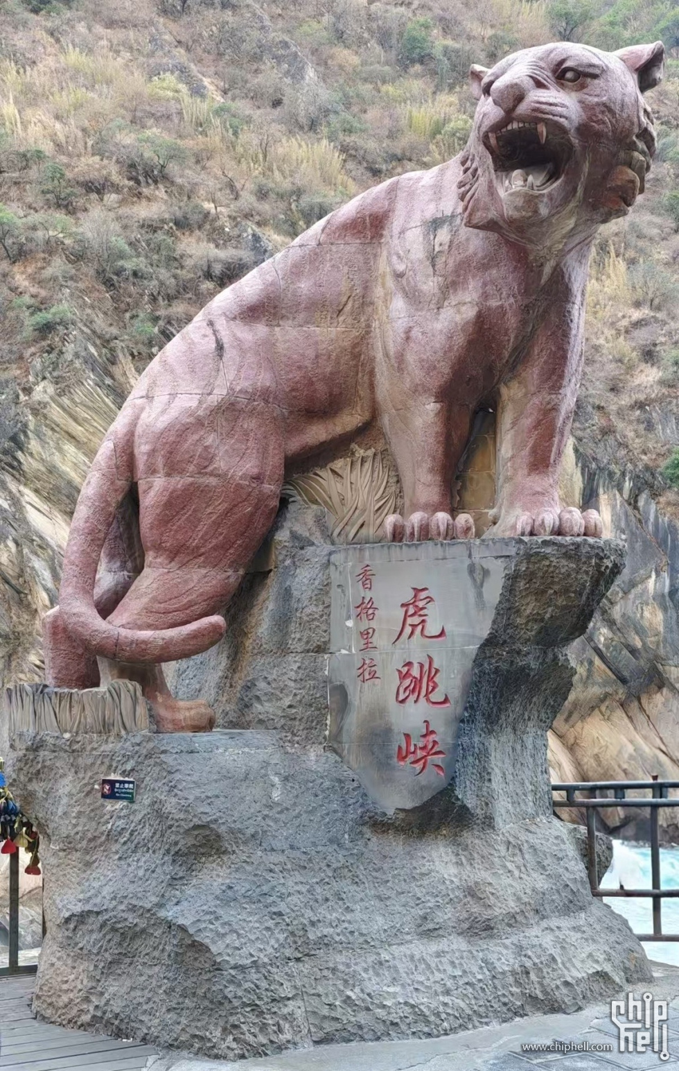第六天开始向香格里拉出发，第一站虎跳峡，沽水期的气势弱了点。