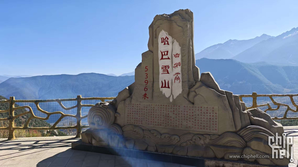 看完虎跳峡没有走２１４国道，走了虎香公路。一路有不少观景台。