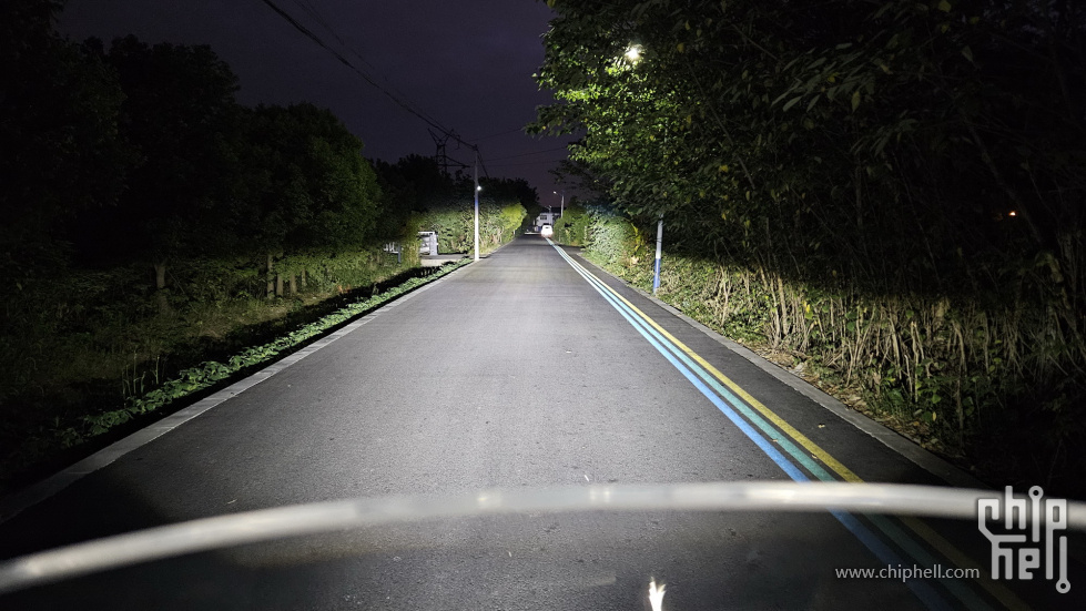 双向车道拍照，其实宽路效果更好，除了在改装店，没见过比我亮的，同时叔叔也不会查你改了外置射灯 ... ... ...