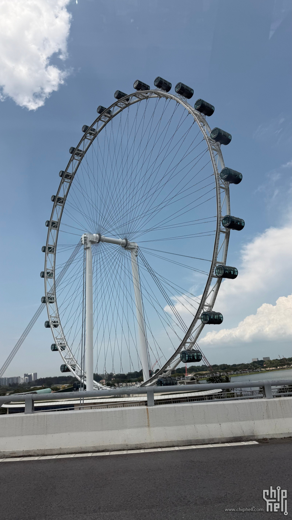 从机场出来不多久 就会看到这个地标