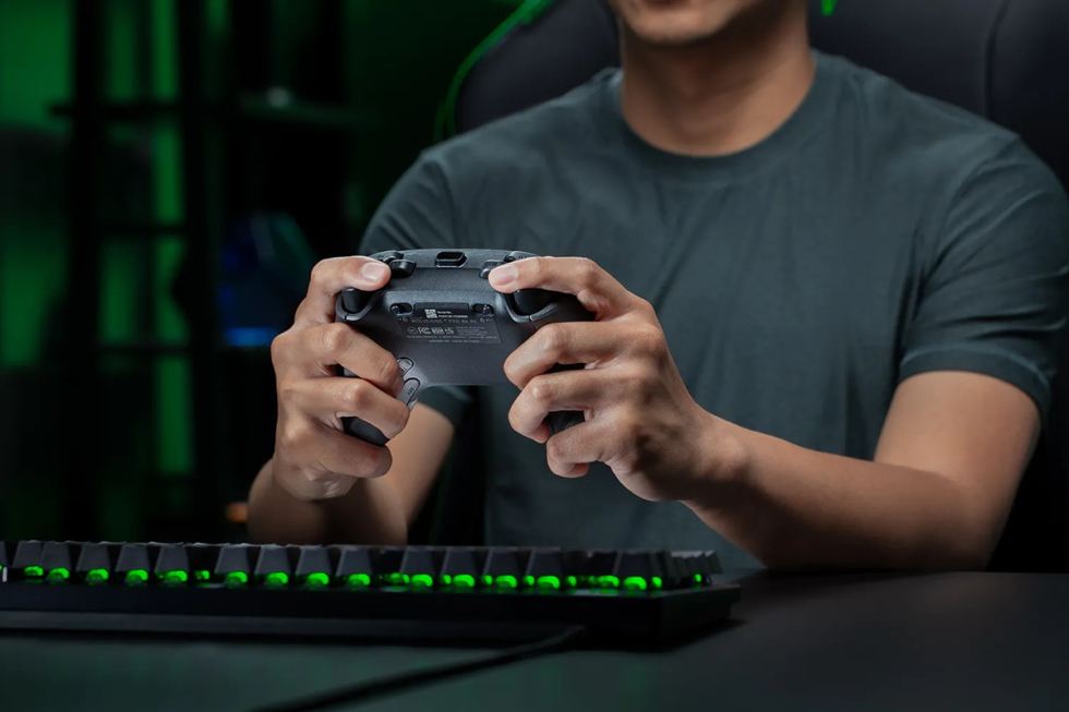 Razer_Wolverine_V3_Pro_8K_PC_2.jpg