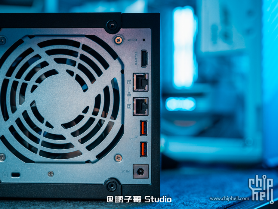 威联通新品NAS Qu805开箱：3799 8盘位 N355 16G内存，香爆了！712.png