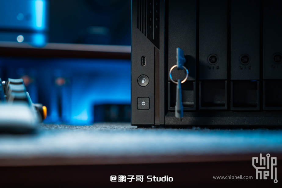 威联通新品NAS Qu805开箱：3799 8盘位 N355 16G内存，香爆了！771.png