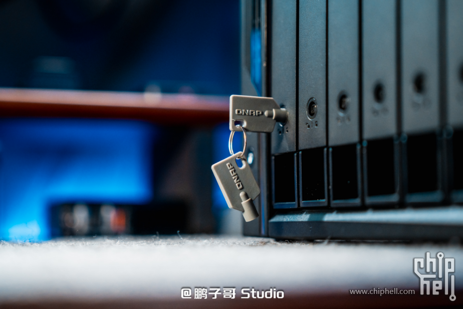 威联通新品NAS Qu805开箱：3799 8盘位 N355 16G内存，香爆了！816.png